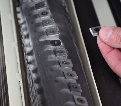 Cutter block fitted with HW knives