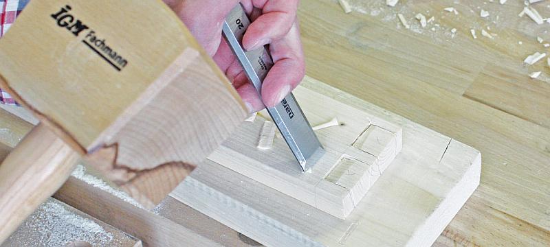 Dovetail joint production - chiselling the dovetail